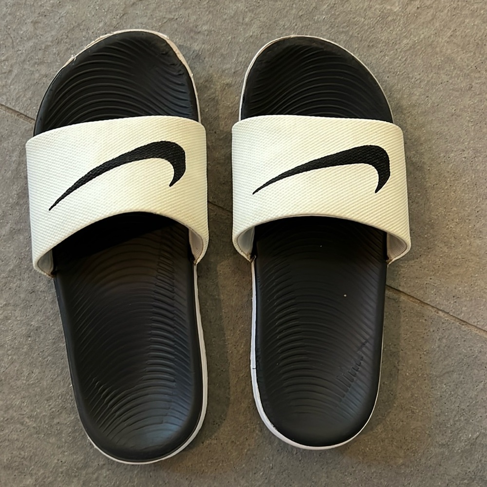 Nike Kawa slides kids size 5